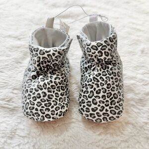 Old Navy Secure-Close Baby Booties Gray Leopard Print Size 0-3 Months